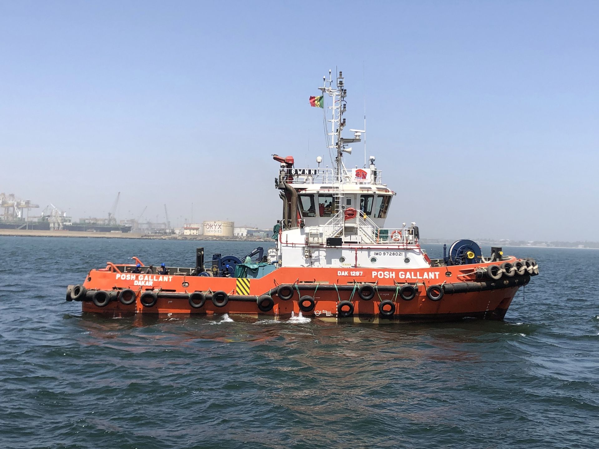 Bateau remorqueur STN au port de Dakar
